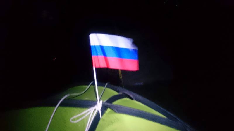 Российский флаг над палаткой