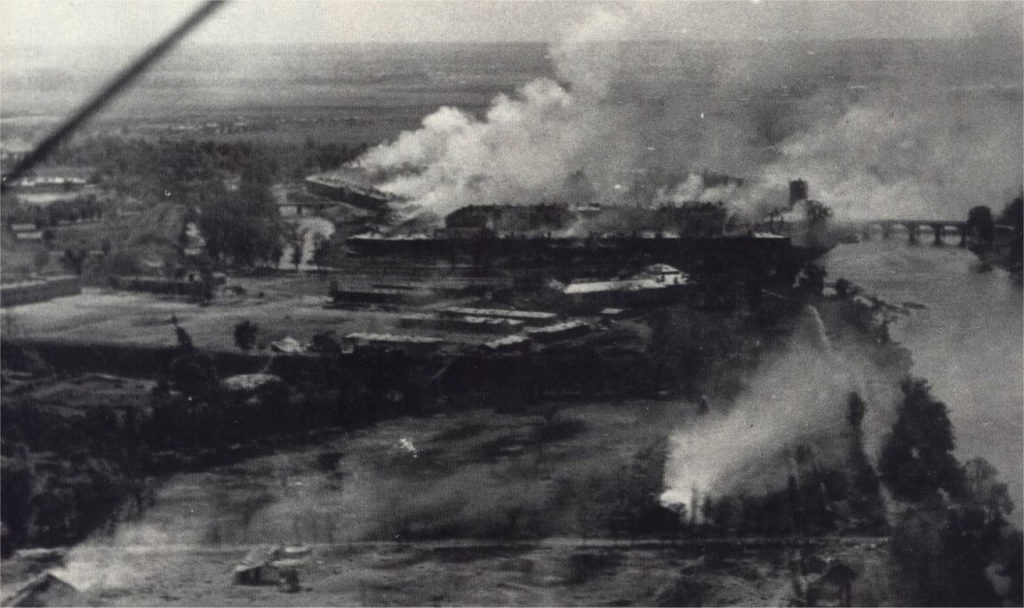 Аэрофотосъёмка горящей Брестской крепости 22 июня 1941