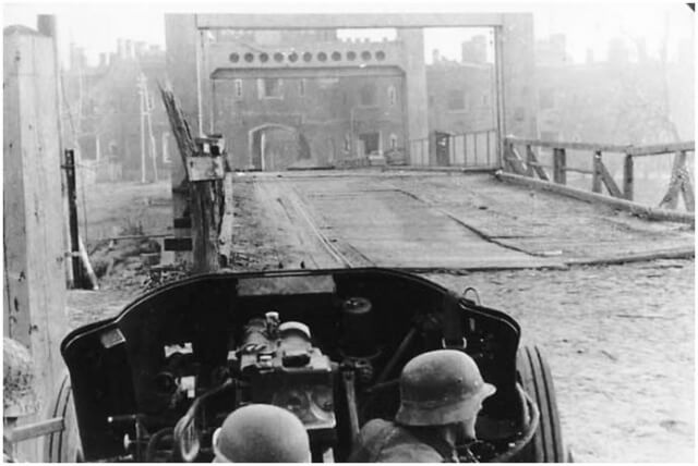 Немецкие артиллеристы на позициях напротив Холмских ворот 