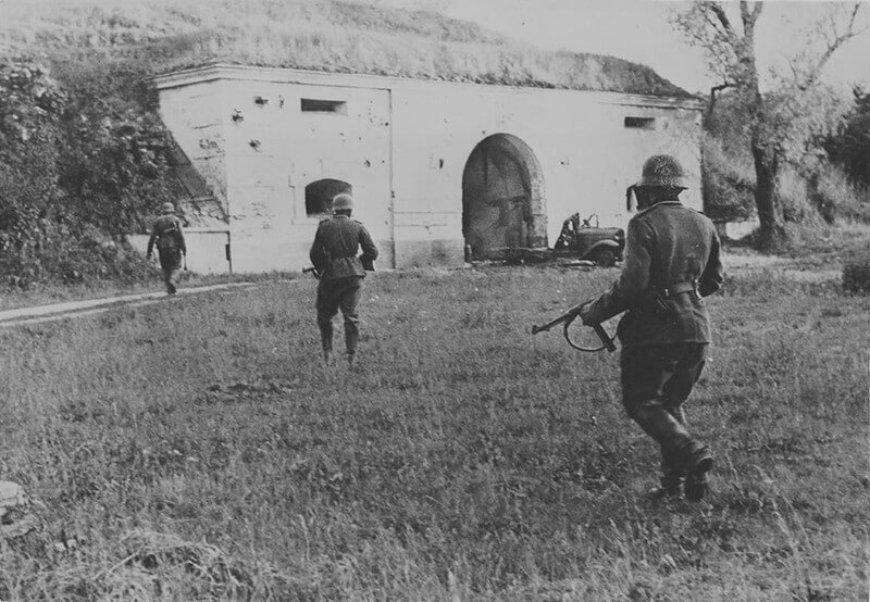 Немецкие солдаты у восточных ворот Брестской крепости