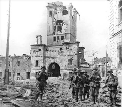 Немецкие солдаты у Тереспольских ворот