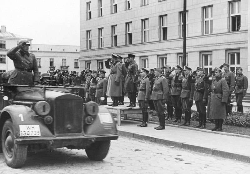 Генерал Гудериан и комбриг Кривошеин во время передачи Брест-Литовска Красной Армии 