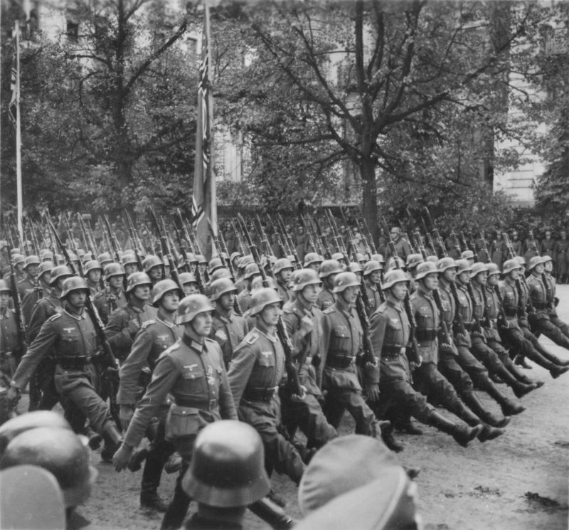 Марш немецких солдат по Варшаве