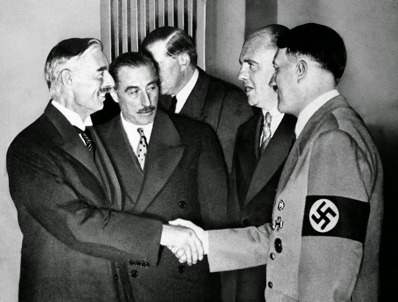 Рукопожатие А. Гитлера и Н. Чемберлена на Мюнхенской конференции