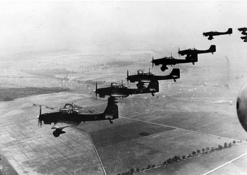 Строй немецких пикирующих бомбардировщиков Юнкерс Ю-87 в небе над Польшей
