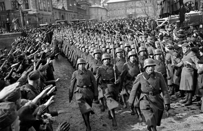Жители Праги приветствуют колонну немецких солдат