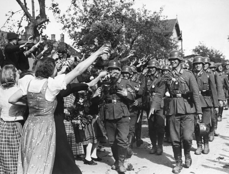 Жители Судетской области с цветами приветствуют вступающие немецкие войска